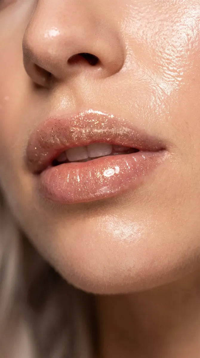 Modella indossa il gloss Anyma