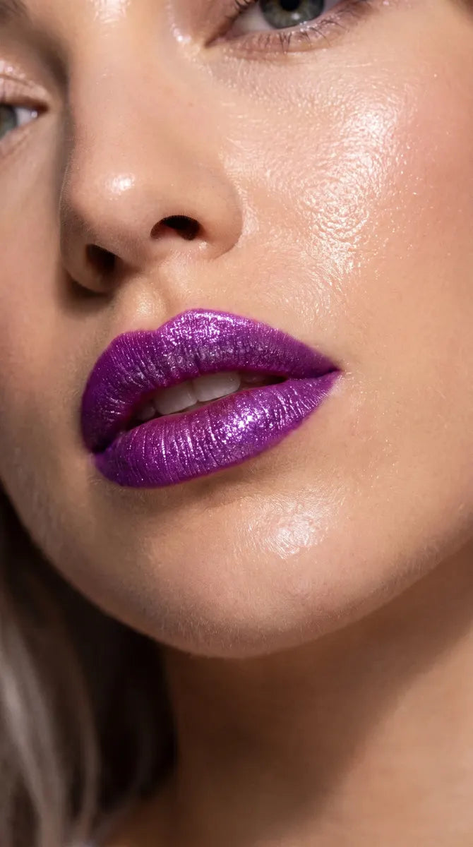 Modella indossa il rossetto Anyma