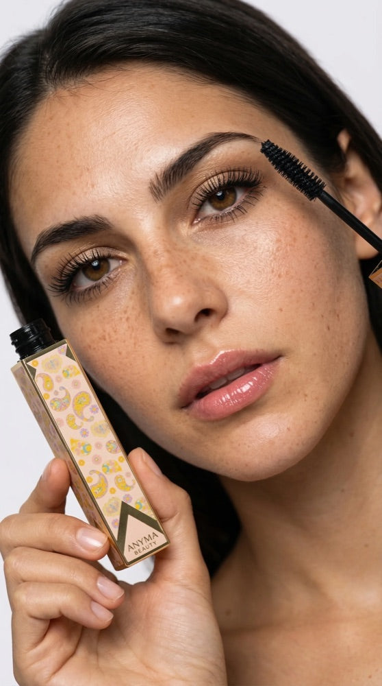 Modella applica il mascara Anyma