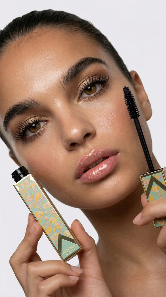 Modella applica il mascara Anyma
