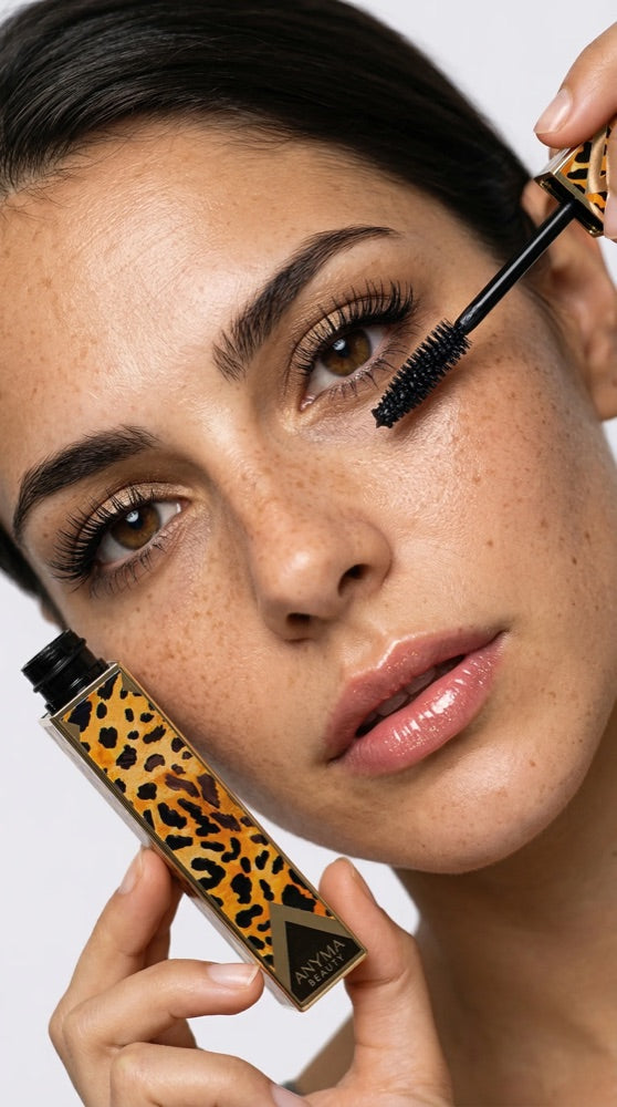 Modella applica il mascara Anyma