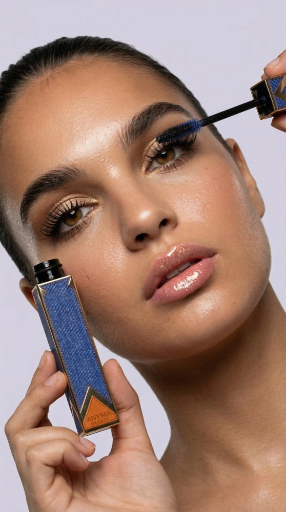 Modella applica il mascara Anyma