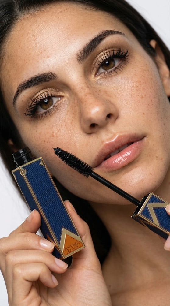 Modella applica il mascara Anyma